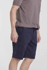 Bermuda color beige con bolsillos cargo laterales.