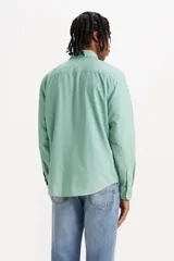 Camisa celeste de manga larga con cuello abotonado.