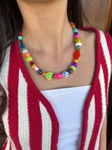 Collar corto con cuentas de colores de diferentes materiales: cristales checos, cuentas de madera y de cerámica. Se cierra con cadena de acero quirúrgico y ganchito para regular el largo.