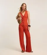 Pantalón pantalona azul marino de ribana con textura acanalada y cintura elástica.