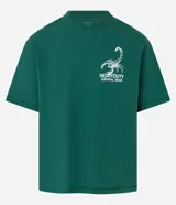Remera verde oscuro de algodón, corte boxy, con cuello redondo y mangas cortas. Estampa frontal y trasera con lettering y dibujo de un escorpión.