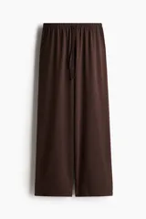 Pantalón marrón de corte holgado en punto suave, con piernas rectas y elástico revestido con cordón para ajustar en la cintura.