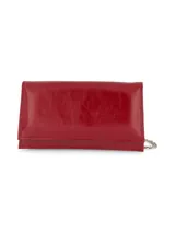 Cartera de mano rígida color rojo charol con cadena metálica removible.