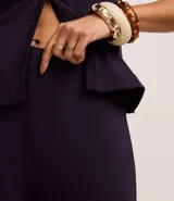 Pantalón pantalona azul marino de ribana con textura acanalada y cintura elástica.