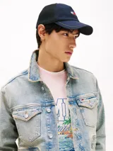 Gorra de béisbol azul marino con paneles de malla en la parte trasera, logo de Tommy Jeans bordado en el frente y tira ajustable en la parte trasera.