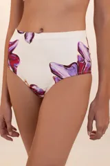 Calzón alto con estampado floral en tonos violeta y rojo sobre fondo blanco.