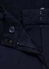 Mono largo azul marino de tejido de punto de canalé con cuello de pico, cierre de botones en la parte delantera, dos bolsillos laterales, diseño recto, manga larga y trabillas.