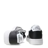 Championes New Balance modelo 080, color negro con detalles en blanco. Presentan el logo "N" en los laterales, cordones negros y suela blanca.