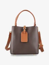 Cartera estructurada de diseño versátil, color negro con detalles en marrón claro. Cuenta con un asa de mano y correa regulable y desmontable para llevar al hombro o cruzada.