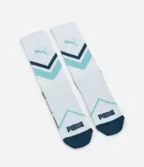Medias deportivas Puma de caña alta, color blanco con detalles en azul y negro. Diseño con compresión y estampado geométrico.