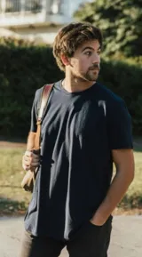 Remera de manga corta, cuello redondo, color azul marino, corte recto.