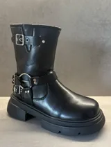 Botas biker cortas de cuero sintético negro, con hebillas metálicas plateadas y suela track.