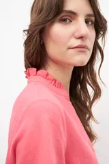 Blusa de lino color fucsia con volados en las mangas, de corte relajado y escote en V.