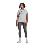 Remera deportiva Under Armour color fucsia con logo blanco estampado en el frente.
