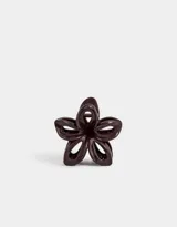 Broche para el pelo con forma de flor color borgoña.