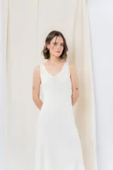 Vestido midi verde oliva de tejido acanalado, con escote en V y silueta al cuerpo con caída fluida.