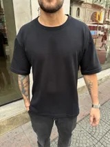 Remera negra de algodón con textura de waffle y corte holgado.