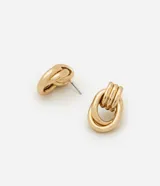 Par de aros dorados con forma ovalada y diseño de nudo.