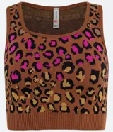 Top musculosa cropped de tejido de punto con escote cuadrado y estampado animal print de jaguar en tonos marrón, negro, rosado y amarillo.
