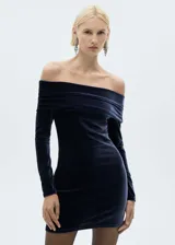 Vestido corto de terciopelo azul marino, con escote off-shoulder, mangas largas ajustadas y corte entallado.