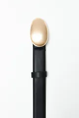 Cinturón negro de cuero sintético con hebilla oval dorada.