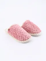 Pantuflas de piel sintética color rosa con suela de goma.
