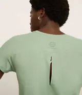 Remera deportiva color verde agua, confeccionada en microfibra, con cuello redondo, mangas cortas, canesú en los hombros y abertura en la espalda.