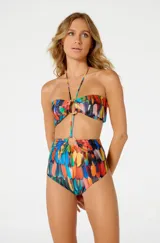 Bikini strapless con estampado multicolor de plumas y diseño de tiro alto.