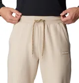 Pantalón de jogging color beige, marca Columbia, modelo Marble Canyon. Confeccionado en mezcla de algodón, con cintura elástica ajustable con cordón, bolsillos laterales y bolsillo trasero.