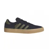 Championes Adidas Busenitz Vulc II, color azul marino con detalles en verde militar y suela color caramelo. Zapatillas de skate de caña baja con exterior de gamuza, las 3 tiras clásicas de Adidas en los laterales y refuerzo Adituff en la puntera para mayor resistencia al desgaste.