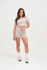 Minishort de compresión baja en color gris, confeccionado con textil HUG, ideal para actividades deportivas.