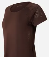 Remera deportiva marrón de microfibra, con cuello redondo, mangas cortas con laterales perforados y calce ajustado.