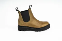 Bota Chelsea color verde con elástico negro en los laterales y suela track negra.