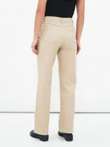Pantalón jean de corte recto color verde oliva, con tiro alto y bolsillos delanteros y traseros.