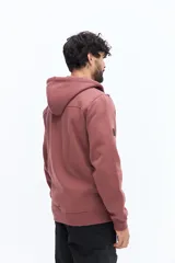 Campera de felpa color azul marino con cierre frontal, capucha ajustable con cordones celestes y estampado frontal con texto. Posee bolsillos laterales con cierre.