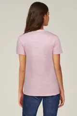 Remera rosa de manga corta y cuello redondo.