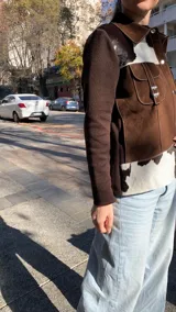 Campera marrón con detalles en blanco y negro con estampado animal print, de corte recto y mangas largas negras.