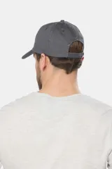 Gorra de béisbol azul marino de lona con visera curva y logo bordado en el frente.
