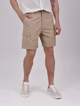 Bermuda color caqui con cintura elástica ajustable con cordón, bolsillos laterales y bolsillo tipo cargo en la pierna.