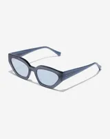 Gafas de sol Hawkers modelo Olwen, unisex, con montura geométrica color gris azulado y lentes espejadas celestes.