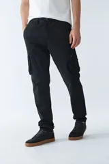 Pantalón cargo de hombre color verde militar, corte regular, con dos bolsillos laterales y logo bordado.