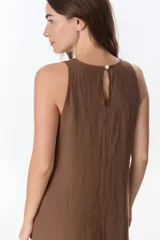 Vestido largo blanco de lino, sin mangas y con bolsillos laterales.