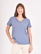 Remera celeste de mangas cortas con cuello en V y detalle de botones.