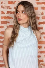 Minivestido negro con cuello alto y espalda descubierta.