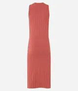 Vestido midi negro de punto acanalado, sin mangas y con cuello alto.