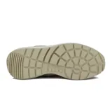 Championes casuales Diadora modelo Kmaro 42, color beige claro con detalles en dorado metalizado y cordones negros. Presentan una capellada mixta de malla transpirable y gamuza, con suela gruesa blanca y detalles en goma beige.