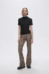 Remera blanca de viscosa con cuello alto y manga corta.