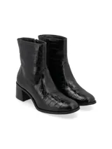 Bota de caña media color marrón con estampado croco, taco cuadrado y punta cuadrada.