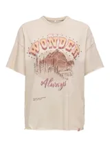 Camiseta color crema con cuello redondo y mangas cortas con hombros caídos. Estampado de montaña con texto "Wonder Always" en color marrón.