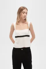 Top negro de viscosa con breteles anchos, escote cuadrado y corte ajustado. Presenta una franja horizontal blanca a la altura del busto.